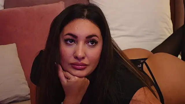 Snapshot of YaaraCollins chatting on 10/17/25, 07:05 YaaraCollins online show from 10/17/25, 07:05