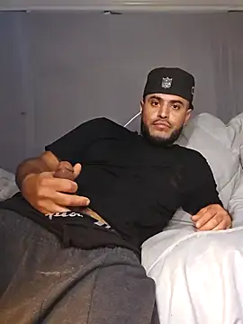 Snapshot of gardy8585 chatting on 12/17/24, 06:53 gardy8585 online show from 12/17/24, 06:53