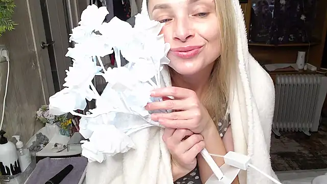 Snapshot of Mika_Passion chatting on 10/04/25, 10:08 Mika Passion online show from 10/04/25, 10:08