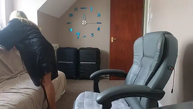 hollyjanesmith online show from 10/08/25, 11:19