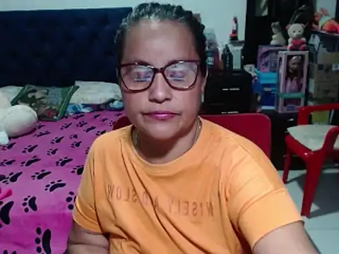Snapshot of pervert_mommy_ chatting on 02/15/25, 10:22 pervert mommy online show from 02/15/25, 10:22