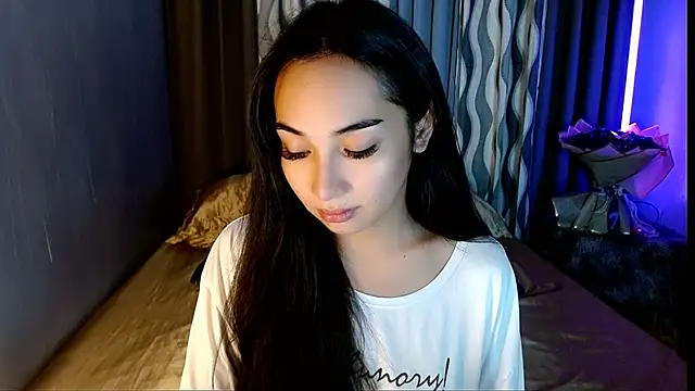 Snapshot of SweetLilly_18 chatting on 05/06/26, 03:24 SweetLilly 18 online show from 05/06/26, 03:24