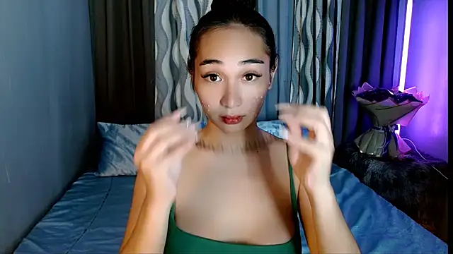 Snapshot of SweetLilly_18 chatting on 05/13/26, 02:42 SweetLilly 18 online show from 05/13/26, 02:42