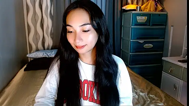 Snapshot of SweetLilly_18 chatting on 05/23/26, 03:45 SweetLilly 18 online show from 05/23/26, 03:45