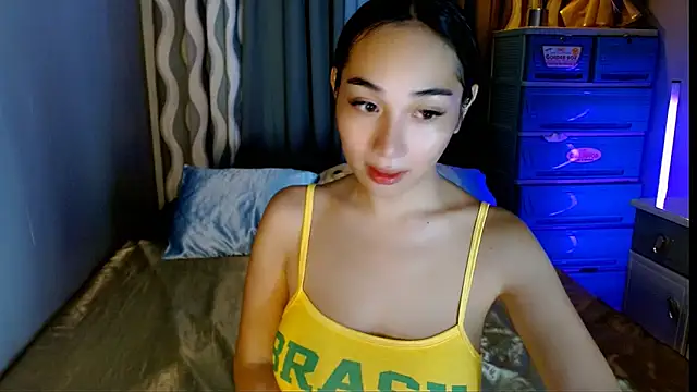Snapshot of SweetLilly_18 chatting on 05/24/26, 04:17 SweetLilly 18 online show from 05/24/26, 04:17