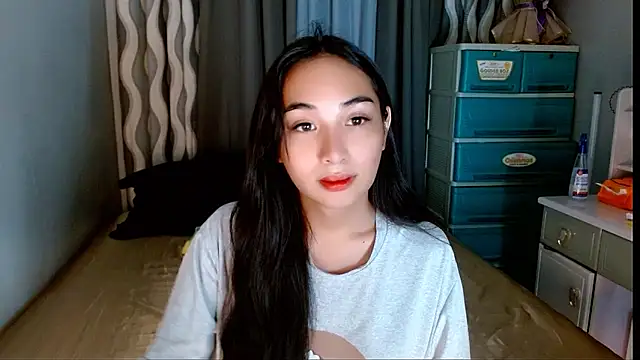 Snapshot of SweetLilly_18 chatting on 05/25/26, 04:40 SweetLilly 18 online show from 05/25/26, 04:40