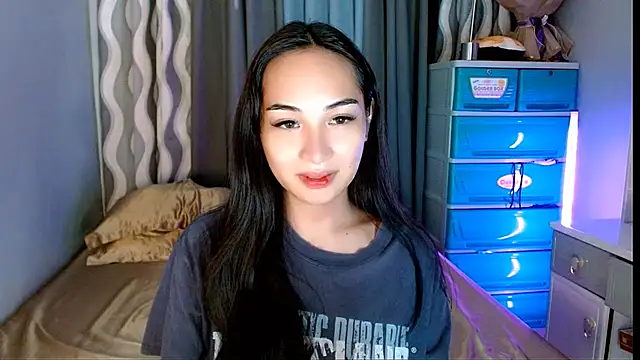 Snapshot of SweetLilly_18 chatting on 06/03/26, 05:32 SweetLilly 18 online show from 06/03/26, 05:32