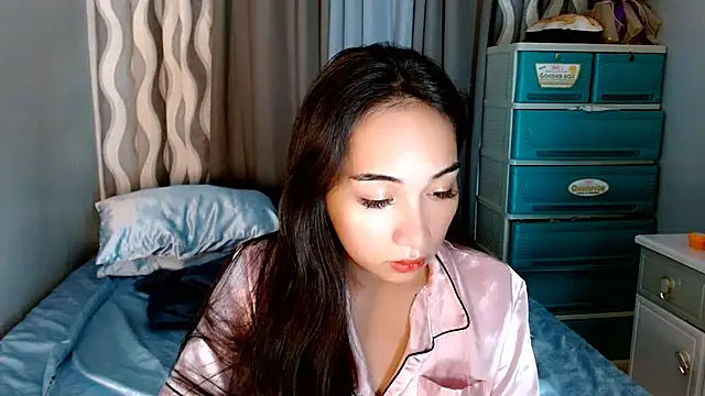 Snapshot of SweetLilly_18 chatting on 06/17/26, 05:32 SweetLilly 18 online show from 06/17/26, 05:32