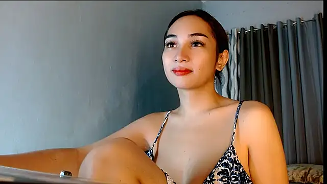 Snapshot of SweetLilly_18 chatting on 07/13/26, 04:04 SweetLilly 18 online show from 07/13/26, 04:04