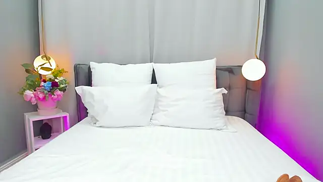 Snapshot of EmillyBronte chatting on 03/17/25, 08:09 EmillyBronte online show from 03/17/25, 08:09