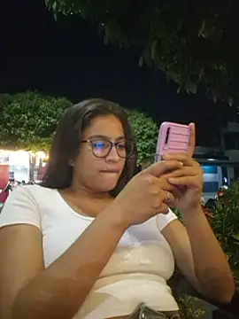 Snapshot of DAELAA chatting on 01/11/25, 01:16 DAELAA online show from 01/11/25, 01:16