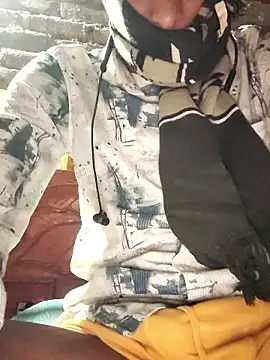 Snapshot of hq9870a chatting on 01/18/26, 05:06 hq9870a online show from 01/18/26, 05:06