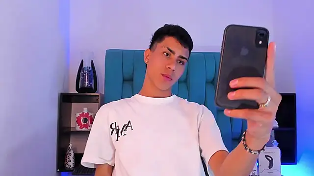 Snapshot of AlanNaughty chatting on 12/21/24, 08:32 AlanNaughty online show from 12/21/24, 08:32