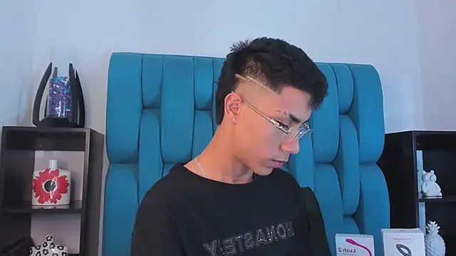 Snapshot of AlanNaughty chatting on 12/27/24, 08:07 AlanNaughty online show from 12/27/24, 08:07