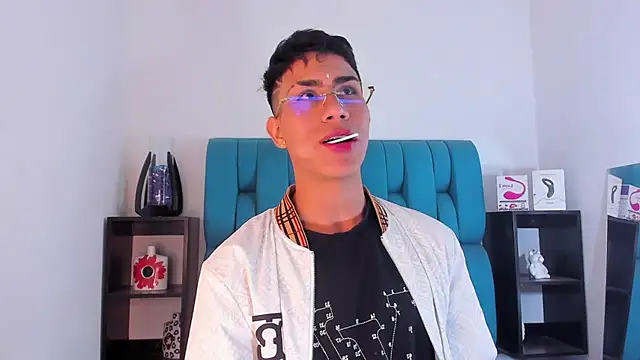 Snapshot of AlanNaughty chatting on 01/19/25, 12:49 AlanNaughty online show from 01/19/25, 12:49