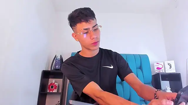 Snapshot of AlanNaughty chatting on 01/19/25, 02:06 AlanNaughty online show from 01/19/25, 02:06