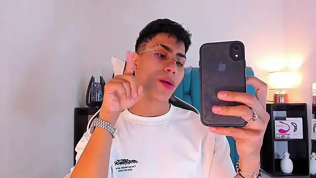 Snapshot of AlanNaughty chatting on 02/01/25, 05:18 AlanNaughty online show from 02/01/25, 05:18