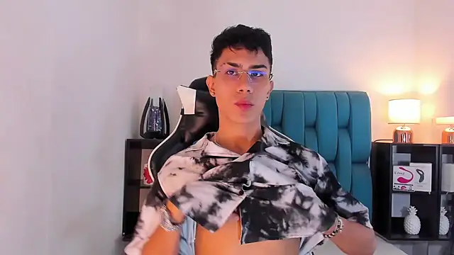 Snapshot of AlanNaughty chatting on 02/13/25, 04:32 AlanNaughty online show from 02/13/25, 04:32