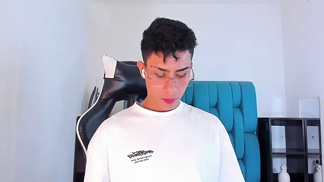 Snapshot of AlanNaughty chatting on 02/18/25, 10:47 AlanNaughty online show from 02/18/25, 10:47