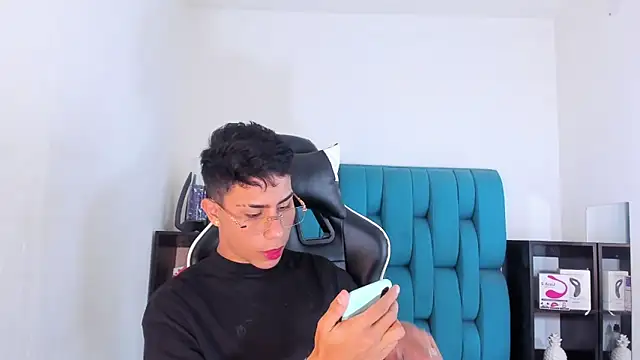 Snapshot of AlanNaughty chatting on 02/19/25, 10:09 AlanNaughty online show from 02/19/25, 10:09