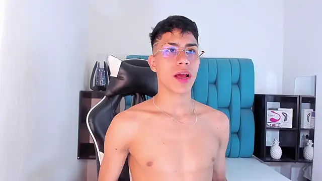 Snapshot of AlanNaughty chatting on 02/21/25, 10:04 AlanNaughty online show from 02/21/25, 10:04