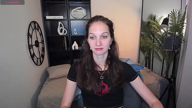 Snapshot of MirandaGlow chatting on 06/20/26, 05:32 MirandaGlow online show from 06/20/26, 05:32