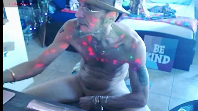 Snapshot of mycock2474u chatting on 03/17/25, 04:33 mycock2474u online show from 03/17/25, 04:33