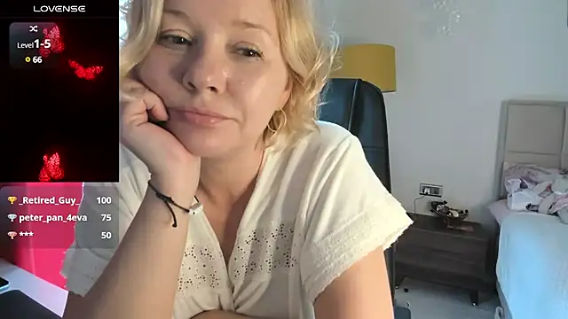 Snapshot of Colette__1977 chatting on 03/13/25, 09:32 Colette  1977 online show from 03/13/25, 09:32