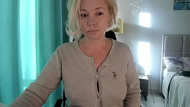 Snapshot of Colette__1977 chatting on 10/15/25, 05:07 Colette  1977 online show from 10/15/25, 05:07