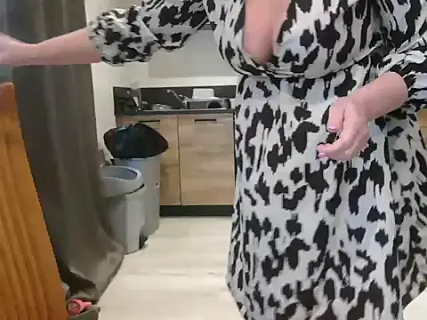 Snapshot of lilie69 chatting on 02/22/25, 12:29 lilie69 online show from 02/22/25, 12:29