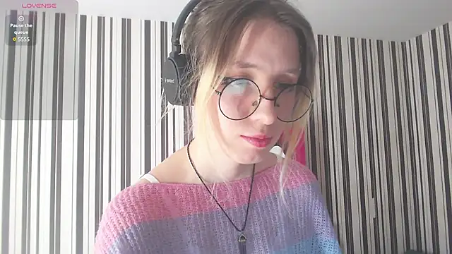 Snapshot of _Hanna_Moon_ chatting on 12/19/24, 08:23 Hanna Moon online show from 12/19/24, 08:23