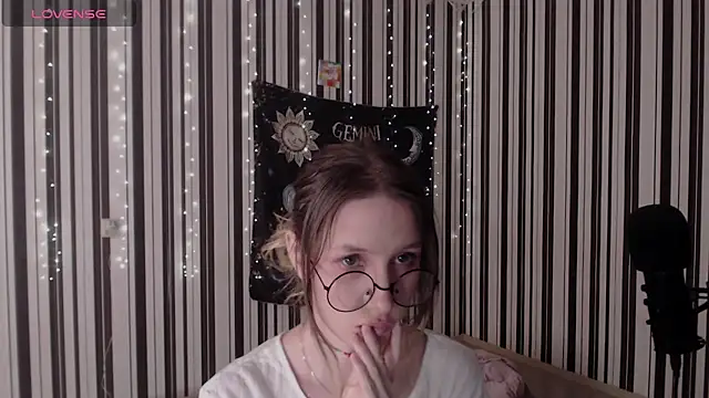 Snapshot of _Hanna_Moon_ chatting on 10/12/25, 01:21 Hanna Moon online show from 10/12/25, 01:21