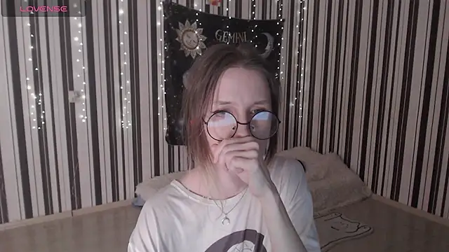Snapshot of _Hanna_Moon_ chatting on 10/15/25, 10:59 Hanna Moon online show from 10/15/25, 10:59
