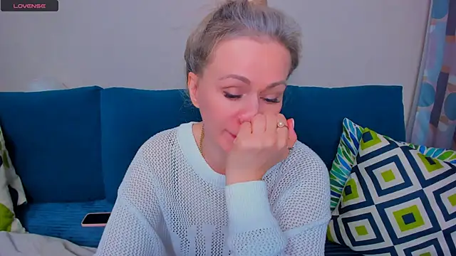 EllenMoore online show from 09/12/25, 03:06