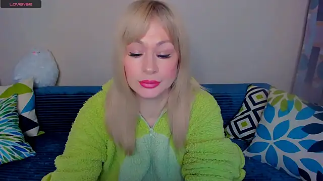 Snapshot of EllenMoore chatting on 04/28/26, 03:11 EllenMoore online show from 04/28/26, 03:11