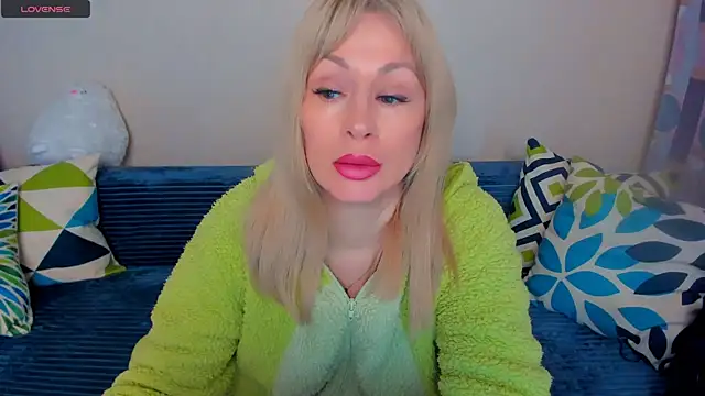Snapshot of EllenMoore chatting on 04/29/26, 03:10 EllenMoore online show from 04/29/26, 03:10