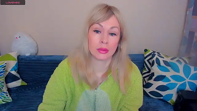 Snapshot of EllenMoore chatting on 05/01/26, 03:11 EllenMoore online show from 05/01/26, 03:11