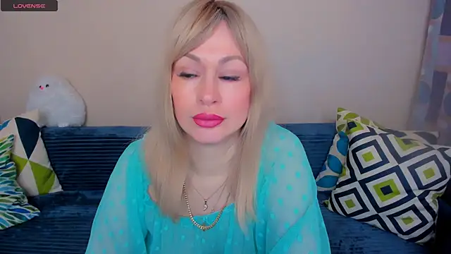 Snapshot of EllenMoore chatting on 05/02/26, 03:11 EllenMoore online show from 05/02/26, 03:11