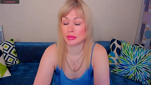Snapshot of EllenMoore chatting on 05/09/26, 03:12 EllenMoore online show from 05/09/26, 03:12