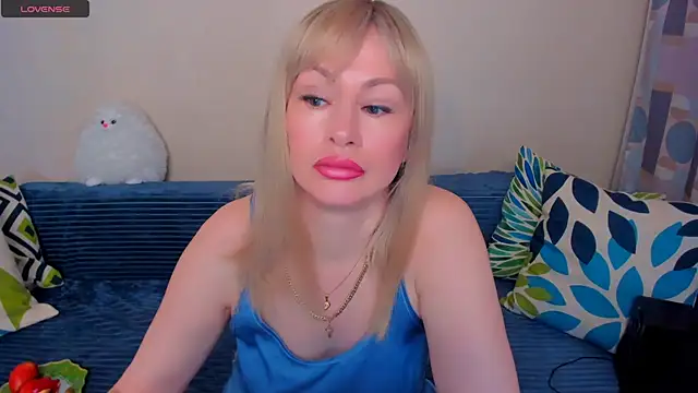 Snapshot of EllenMoore chatting on 05/20/26, 03:13 EllenMoore online show from 05/20/26, 03:13