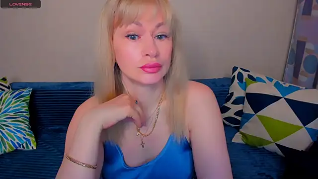 Snapshot of EllenMoore chatting on 05/23/26, 03:12 EllenMoore online show from 05/23/26, 03:12