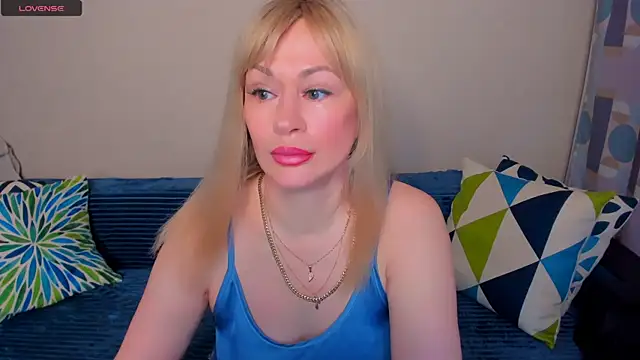 Snapshot of EllenMoore chatting on 05/24/26, 03:11 EllenMoore online show from 05/24/26, 03:11