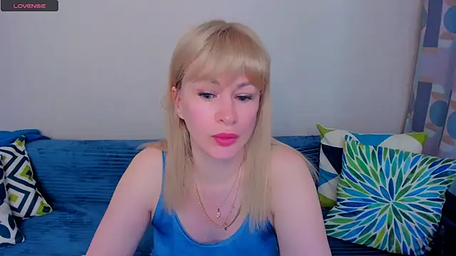 Snapshot of EllenMoore chatting on 06/11/26, 03:04 EllenMoore online show from 06/11/26, 03:04
