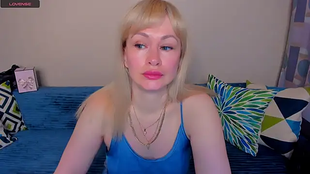 Snapshot of EllenMoore chatting on 06/14/26, 03:08 EllenMoore online show from 06/14/26, 03:08