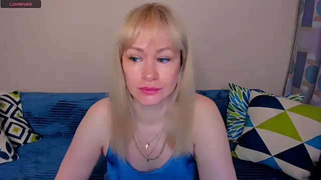 Snapshot of EllenMoore chatting on 06/17/26, 03:09 EllenMoore online show from 06/17/26, 03:09