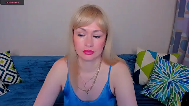 Snapshot of EllenMoore chatting on 06/22/26, 03:19 EllenMoore online show from 06/22/26, 03:19