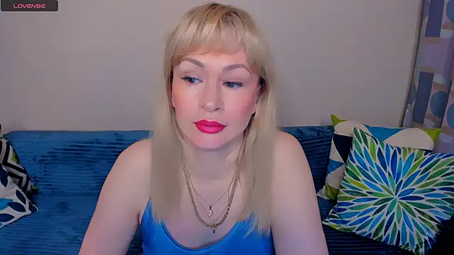 Snapshot of EllenMoore chatting on 06/27/26, 03:11 EllenMoore online show from 06/27/26, 03:11