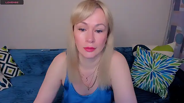 Snapshot of EllenMoore chatting on 06/29/26, 03:02 EllenMoore online show from 06/29/26, 03:02