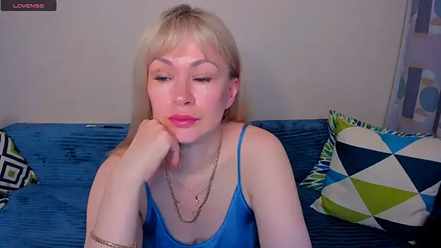 Snapshot of EllenMoore chatting on 07/04/26, 03:02 EllenMoore online show from 07/04/26, 03:02