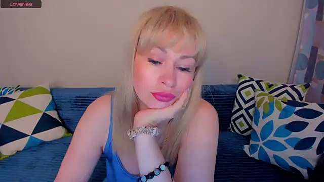 Snapshot of EllenMoore chatting on 07/25/26, 03:04 EllenMoore online show from 07/25/26, 03:04